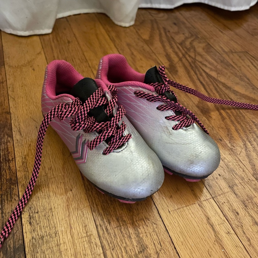 Dicks sporting goods girls cleats. Size 8